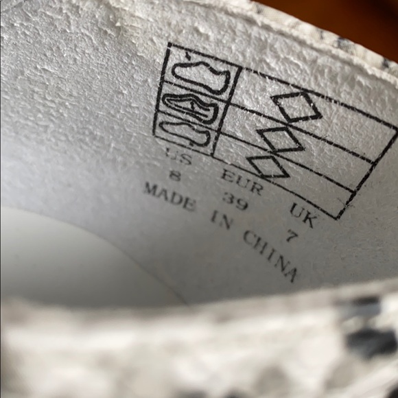 Kendall + Kylie snakeskin bottles size 8 - Picture 7 of 8